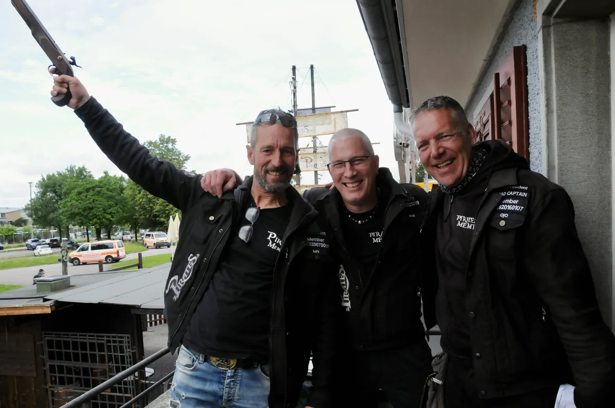 Vereinspräsident «Empty» (von links), OK-Präsident «Hasi» und Road-Captain «Ojo». Knapp 170 Personen nehmen dieses Jahr am traditionellen Ramp Ride teil.